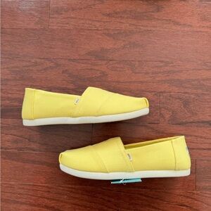 Toms Women's Yellow Slip-On Flats